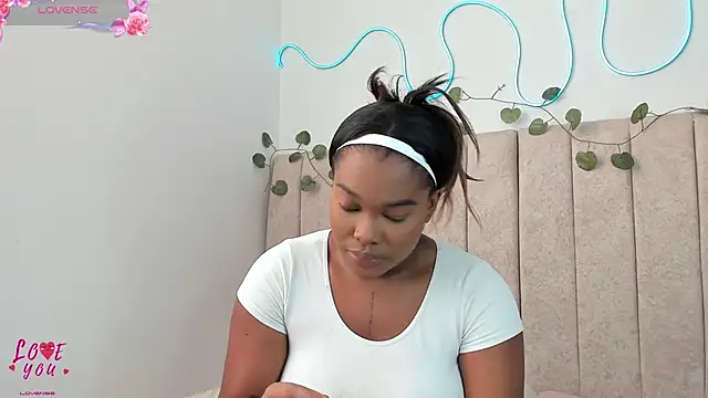 Snapshot of Kaseydelvey chatting on 10/28/25, 02:31 Kaseydelvey online show from 10/28/25, 02:31