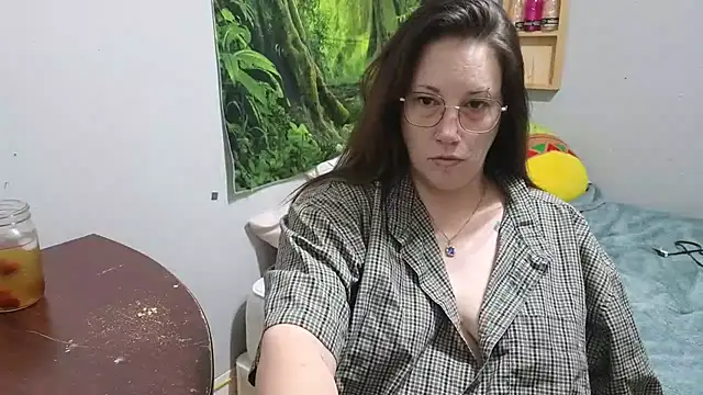 Snapshot of ThickGirlsDoItBetter chatting on 01/11/25, 11:24 ThickGirlsDoItBetter online show from 01/11/25, 11:24