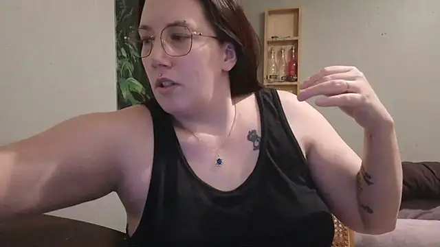 Snapshot of ThickGirlsDoItBetter chatting on 03/22/25, 01:00 ThickGirlsDoItBetter online show from 03/22/25, 01:00