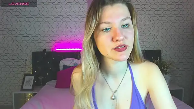 Snapshot of Mariel_Brown chatting on 12/18/24, 11:24 Mariel Brown online show from 12/18/24, 11:24