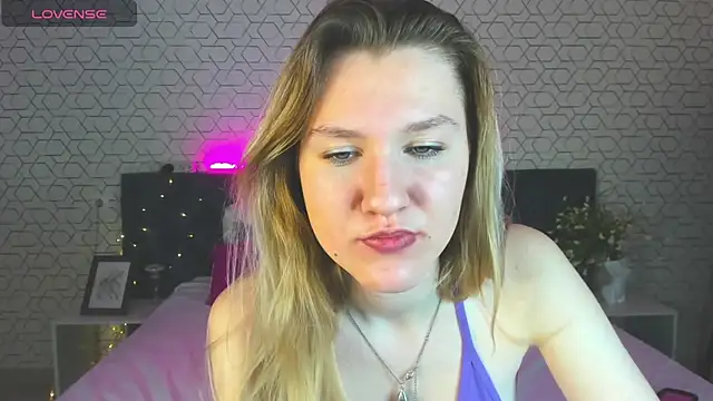 Snapshot of Mariel_Brown chatting on 12/18/24, 02:28 Mariel Brown online show from 12/18/24, 02:28