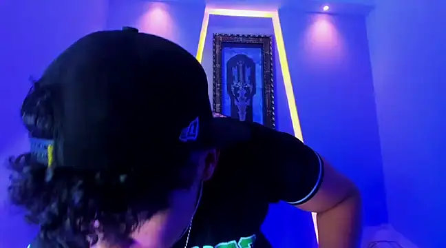Snapshot of jamescurli_ chatting on 12/19/24, 04:23 jamescurli online show from 12/19/24, 04:23