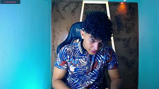 Snapshot of jamescurli_ chatting on 03/17/25, 05:01 jamescurli online show from 03/17/25, 05:01