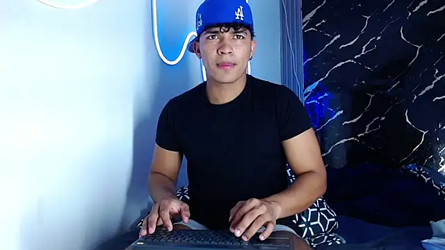 Snapshot of jamescurli_ chatting on 10/01/25, 02:45 jamescurli online show from 10/01/25, 02:45
