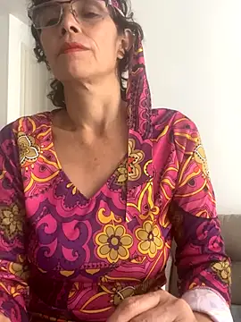 Snapshot of MireyaTorresGu chatting on 10/31/25, 04:08 MireyaTorresGu online show from 10/31/25, 04:08