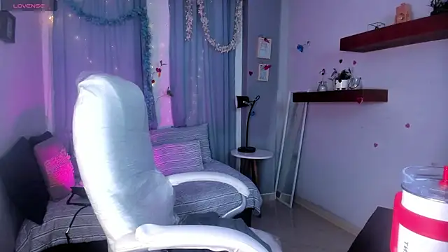 MiaDlucca online show from 11/12/25, 08:41