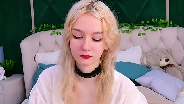 Snapshot of NaomiLoys chatting on 03/06/25, 08:48 NaomiLoys online show from 03/06/25, 08:48