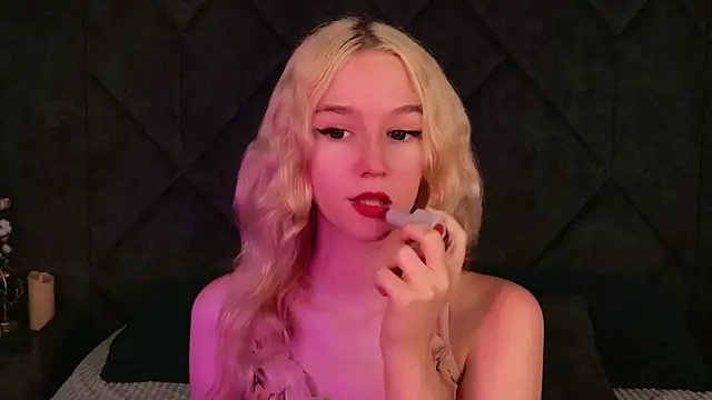 Snapshot of NaomiLoys chatting on 09/12/25, 09:15 NaomiLoys online show from 09/12/25, 09:15