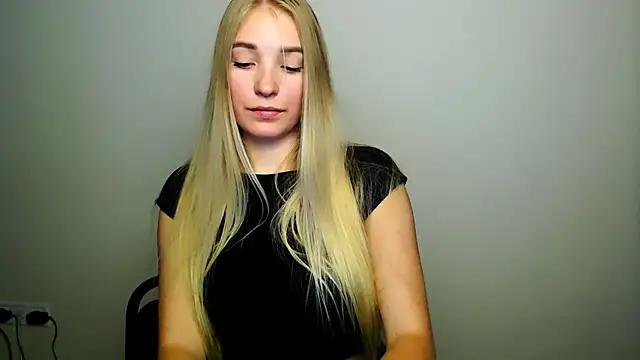 Snapshot of Queen_ofLove chatting on 10/13/25, 08:53 Queen ofLove online show from 10/13/25, 08:53