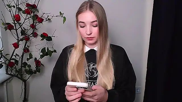 Snapshot of Queen_ofLove chatting on 11/14/25, 02:16 Queen ofLove online show from 11/14/25, 02:16