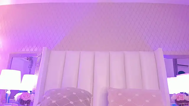 Snapshot of SophiaSmiiths_ chatting on 10/31/25, 09:05 SophiaSmiiths online show from 10/31/25, 09:05