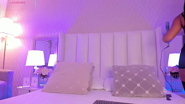 Snapshot of SophiaSmiiths_ chatting on 11/07/25, 09:04 SophiaSmiiths online show from 11/07/25, 09:04