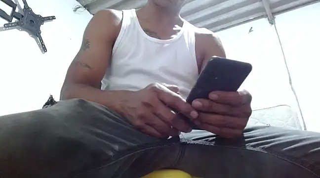 Snapshot of fernandez_latinblackk chatting on 03/17/25, 01:57 fernandez latinblackk online show from 03/17/25, 01:57