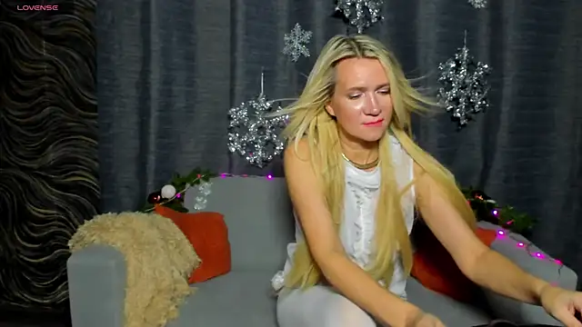 Snapshot of Luna__Lewis chatting on 12/18/24, 01:56 Luna Lewis online show from 12/18/24, 01:56