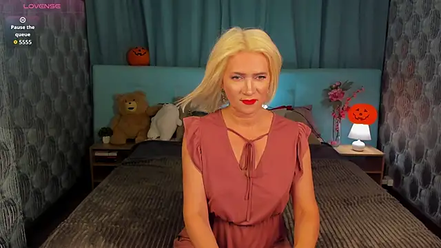 Luna  Lewis online show from 10/29/25, 09:44