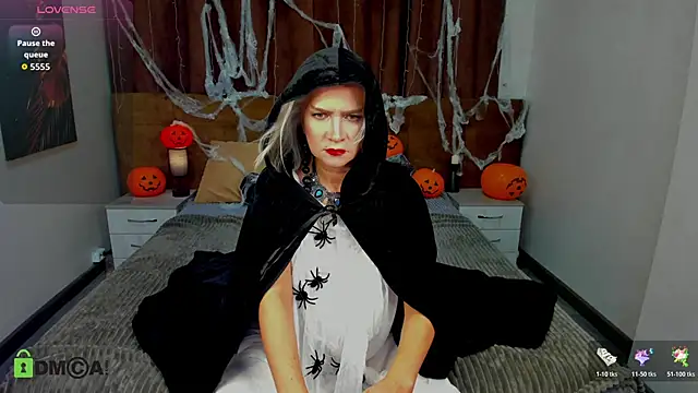 Luna  Lewis online show from 10/31/25, 09:10