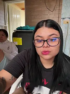 Snapshot of alissonfernandez_ chatting on 10/10/25, 01:43 alissonfernandez online show from 10/10/25, 01:43