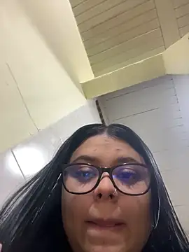 Snapshot of alissonfernandez_ chatting on 10/14/25, 10:27 alissonfernandez online show from 10/14/25, 10:27