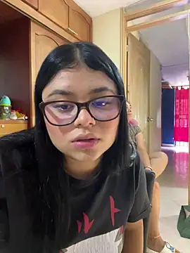 Snapshot of alissonfernandez_ chatting on 10/18/25, 04:30 alissonfernandez online show from 10/18/25, 04:30