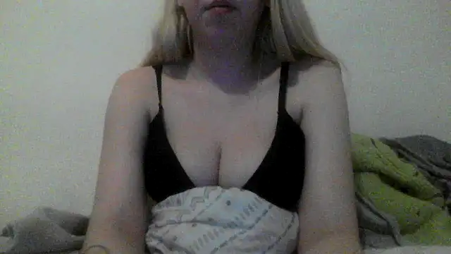 Snapshot of bunnyamy chatting on 01/01/25, 11:29 bunnyamy online show from 01/01/25, 11:29