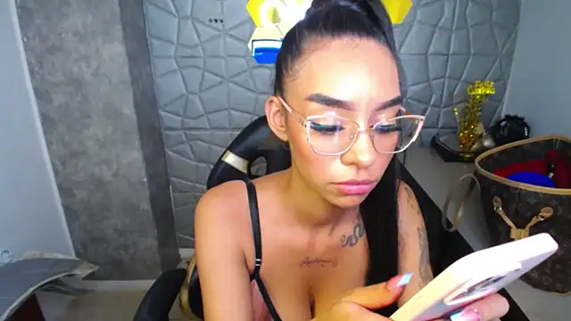 Snapshot of Tiffanny chatting on 03/12/25, 06:33 Tiffanny online show from 03/12/25, 06:33