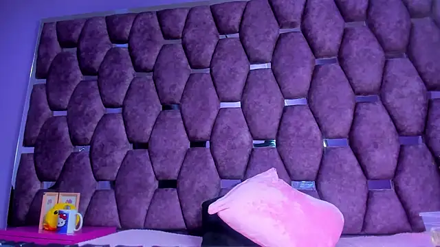 Snapshot of Freya_Miller_ chatting on 10/19/25, 03:40 Freya Miller online show from 10/19/25, 03:40