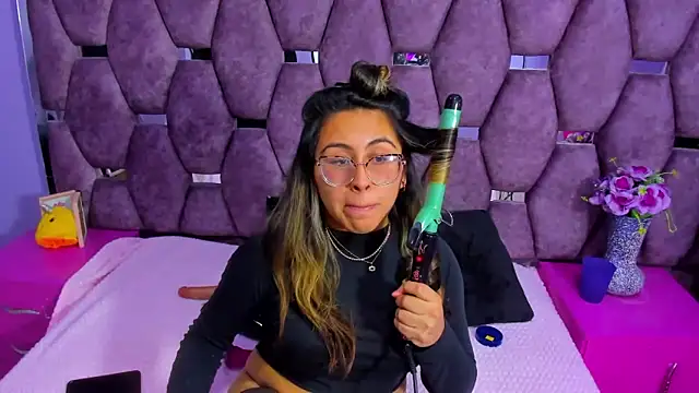 Snapshot of Freya_Miller_ chatting on 10/22/25, 03:51 Freya Miller online show from 10/22/25, 03:51