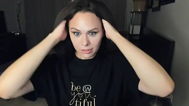 Snapshot of MollyCheiz chatting on 09/11/25, 10:32 MollyCheiz online show from 09/11/25, 10:32