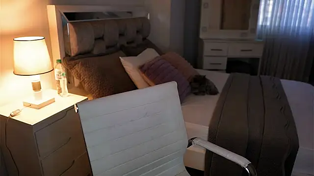 Camilaa bueno online show from 10/14/25, 10:21