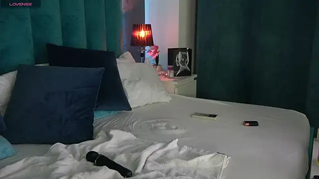 Snapshot of LauraMirage chatting on 02/12/25, 01:30 LauraMirage online show from 02/12/25, 01:30