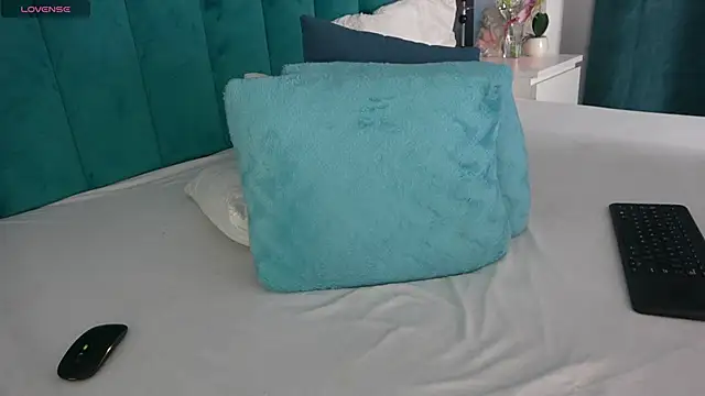 Snapshot of LauraMirage chatting on 03/05/25, 10:00 LauraMirage online show from 03/05/25, 10:00