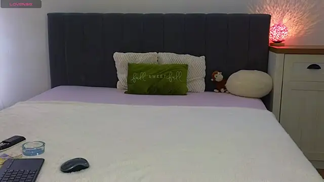 Snapshot of LauraMirage chatting on 11/13/25, 08:24 LauraMirage online show from 11/13/25, 08:24