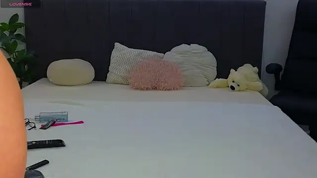 Snapshot of LauraMirage chatting on 11/27/25, 09:00 LauraMirage online show from 11/27/25, 09:00