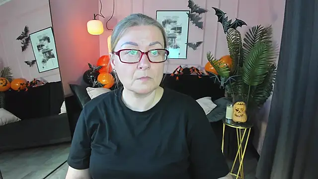 AlexandraKind online show from 10/31/25, 08:43