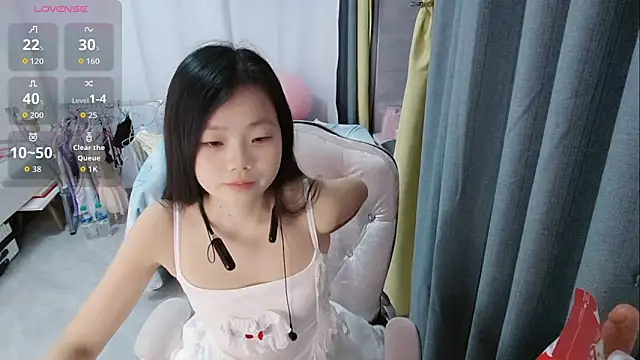 Snapshot of Lena-yyds chatting on 10/06/25, 02:03 Lena-yyds online show from 10/06/25, 02:03