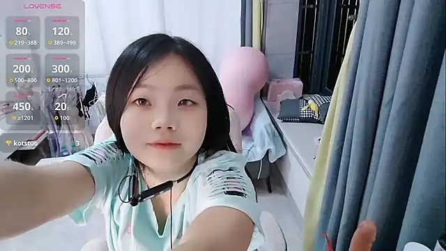 Snapshot of Lena-yyds chatting on 10/08/25, 05:21 Lena-yyds online show from 10/08/25, 05:21