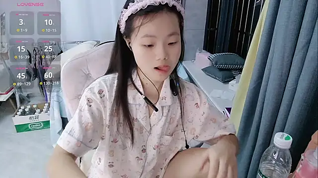 Snapshot of Lena-yyds chatting on 10/19/25, 04:51 Lena-yyds online show from 10/19/25, 04:51