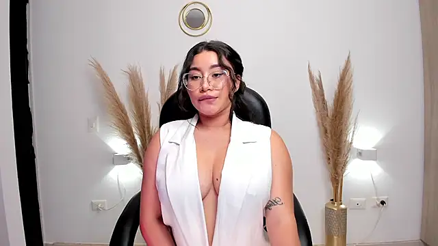 Snapshot of leylaclintonxx chatting on 12/22/24, 10:36 leylaclintonxx online show from 12/22/24, 10:36