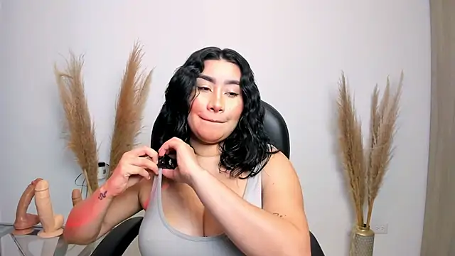 Snapshot of leylaclintonxx chatting on 02/02/25, 10:17 leylaclintonxx online show from 02/02/25, 10:17