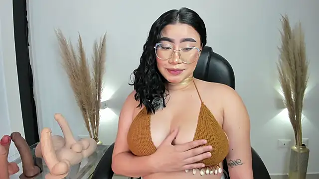 Snapshot of leylaclintonxx chatting on 03/15/25, 10:11 leylaclintonxx online show from 03/15/25, 10:11