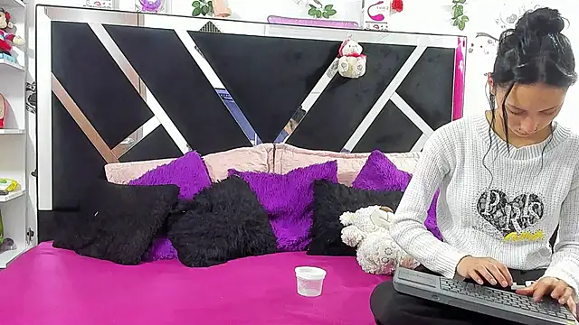 Snapshot of thedream_girls chatting on 09/19/25, 12:06 thedream girls online show from 09/19/25, 12:06