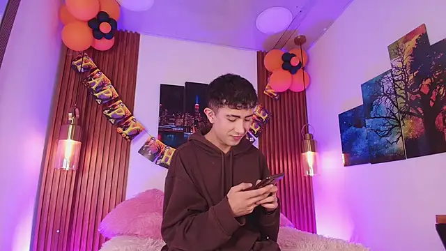 Noah Xitruxx online show from 11/04/25, 03:16