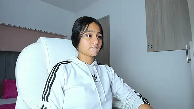 Snapshot of Giselle_Roldan chatting on 09/13/25, 04:01 Giselle Roldan online show from 09/13/25, 04:01