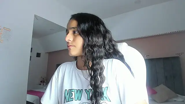 Snapshot of Giselle_Roldan chatting on 09/26/25, 04:05 Giselle Roldan online show from 09/26/25, 04:05