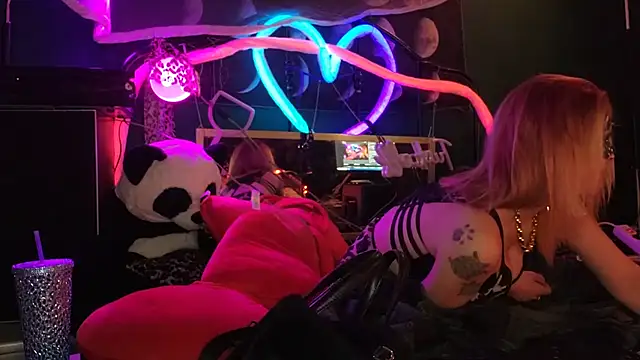 Snapshot of anonymouszN chatting on 02/14/25, 08:48 anonymouszN online show from 02/14/25, 08:48