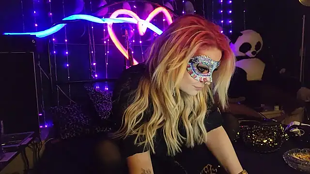 Snapshot of anonymouszN chatting on 10/21/25, 08:31 anonymouszN online show from 10/21/25, 08:31