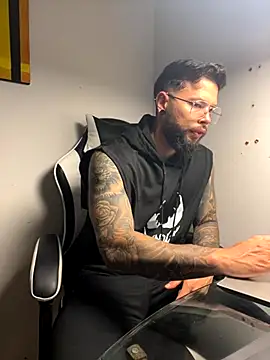 Snapshot of connor_santtos chatting on 11/20/25, 01:11 connor santtos online show from 11/20/25, 01:11