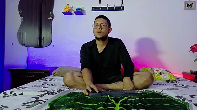 Snapshot of Nymphobuddies chatting on 11/26/25, 07:37 Nymphobuddies online show from 11/26/25, 07:37