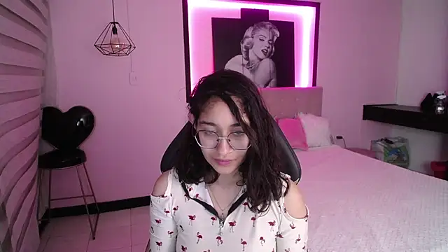 Snapshot of Lili_Gomez_ chatting on 12/21/24, 12:38 Lili Gomez online show from 12/21/24, 12:38