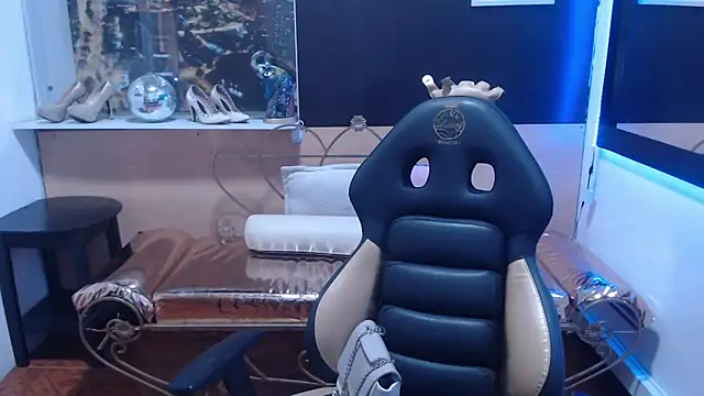 Lili Gomez  online show from 10/14/25, 01:45